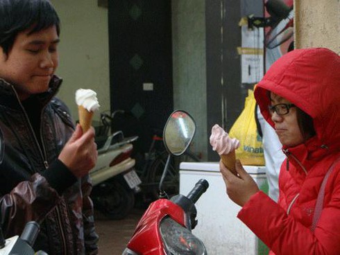 Lạnh buốt, người Hà Nội vẫn chen chân... ăn kem