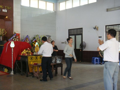 Đám tang oan nghiệt của người cha thăm con bị đâm chết