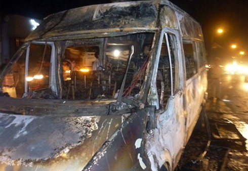 Đồng Nai: Xe khách cháy dữ dội, 2 người bị thương