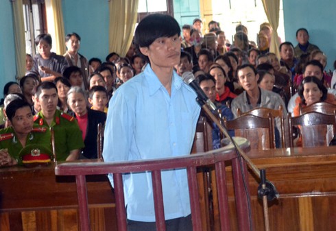 Tưới xăng đốt vợ con, lãnh 20 năm tù