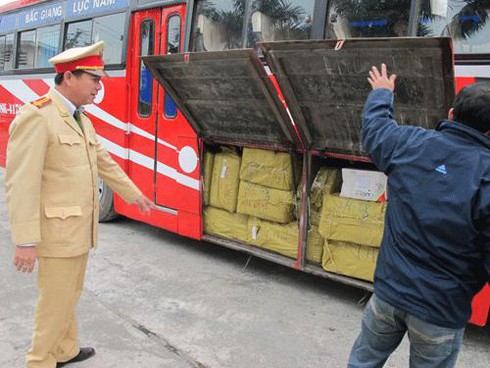 Phát hiện khối lượng lớn chân gà thối trên xe khách