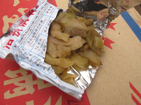 Phát hiện khối lượng lớn chân gà thối trên xe khách