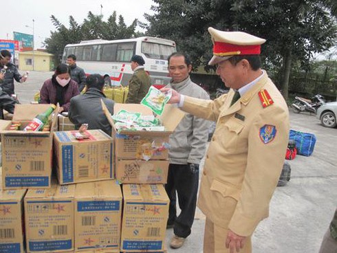 Phát hiện khối lượng lớn chân gà thối trên xe khách