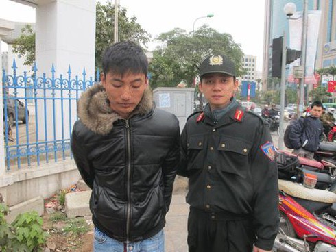 Trộm xe máy lao thẳng vào lực lượng truy bắt