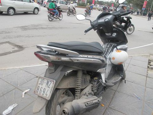 Trộm xe máy lao thẳng vào lực lượng truy bắt