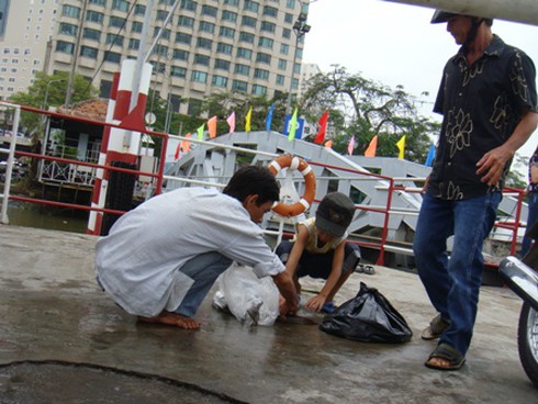 Sinh nhai bằng nghề `săn` cá phóng sinh