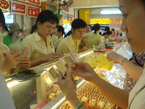 Vàng trong nước về sát mức 43 triệu đồng/lượng