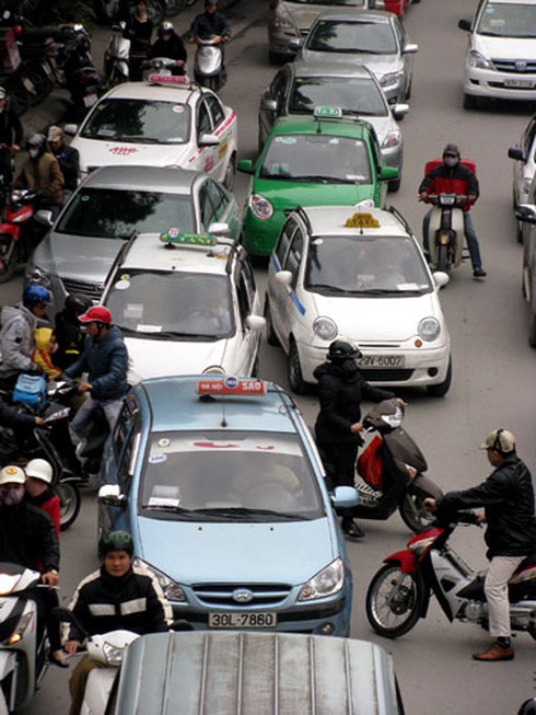 Cấm taxi: Thông đường này, dồn ùn tắc lên chỗ khác