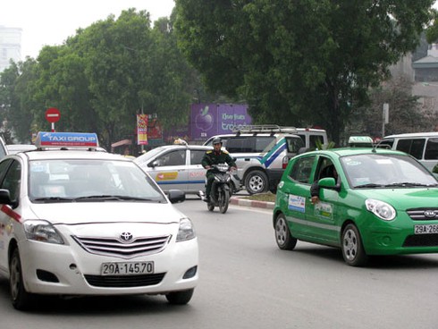 Cấm taxi: Thông đường này, dồn ùn tắc lên chỗ khác