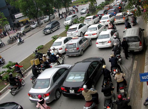 Cấm taxi: Thông đường này, dồn ùn tắc lên chỗ khác