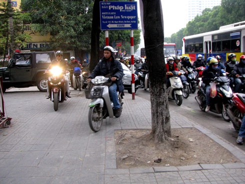 Cấm taxi: Thông đường này, dồn ùn tắc lên chỗ khác