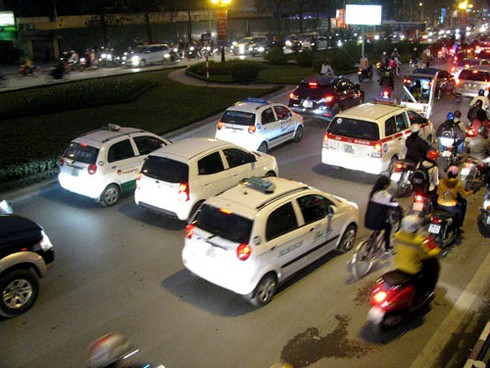 Cấm taxi: Thông đường này, dồn ùn tắc lên chỗ khác