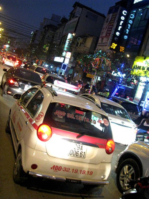 Cấm taxi: Thông đường này, dồn ùn tắc lên chỗ khác