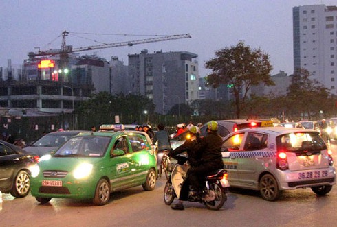 Cấm taxi: Thông đường này, dồn ùn tắc lên chỗ khác