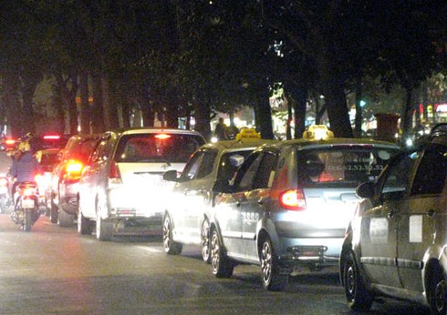 Cấm taxi: Thông đường này, dồn ùn tắc lên chỗ khác