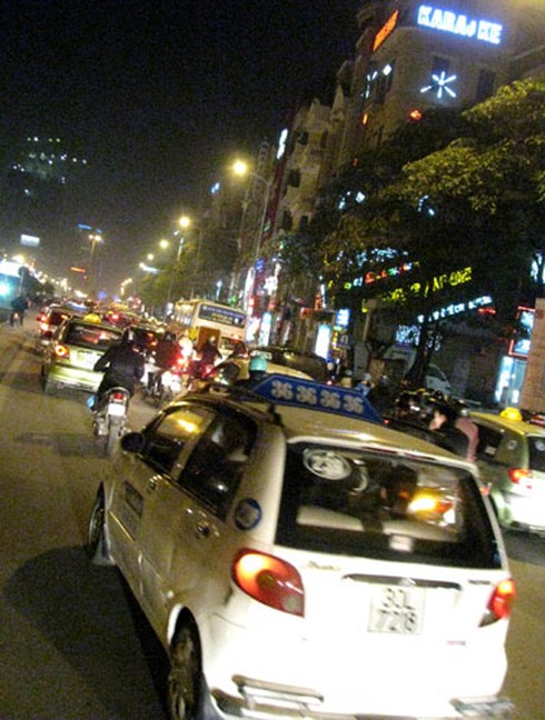 Cấm taxi: Thông đường này, dồn ùn tắc lên chỗ khác