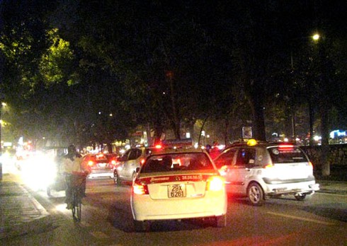 Cấm taxi: Thông đường này, dồn ùn tắc lên chỗ khác