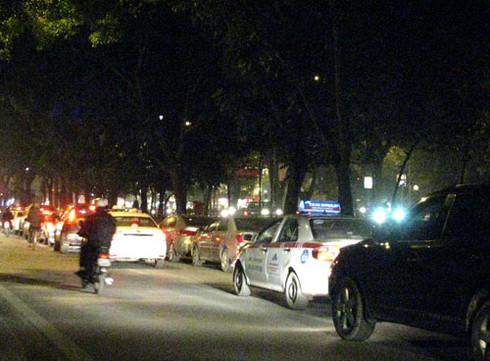 Cấm taxi: Thông đường này, dồn ùn tắc lên chỗ khác