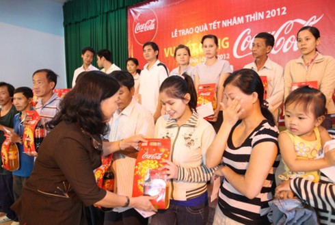 Coca – Cola Việt Nam trao gần 1.000 phần quà Tết cho người nghèo