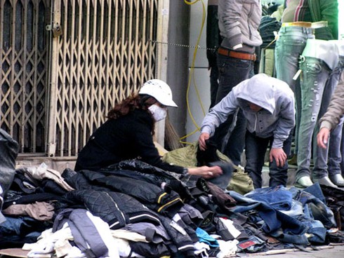 Giá rẻ, hàng vỉa hè hút khách