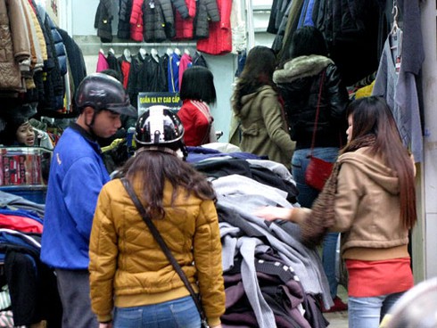 Giá rẻ, hàng vỉa hè hút khách