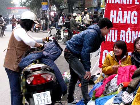 Giá rẻ, hàng vỉa hè hút khách