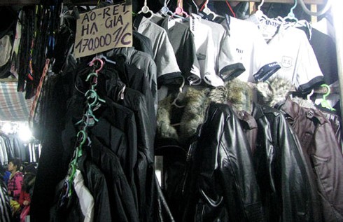 Giá rẻ, hàng vỉa hè hút khách