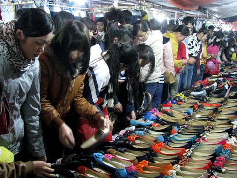 Giá rẻ, hàng vỉa hè hút khách