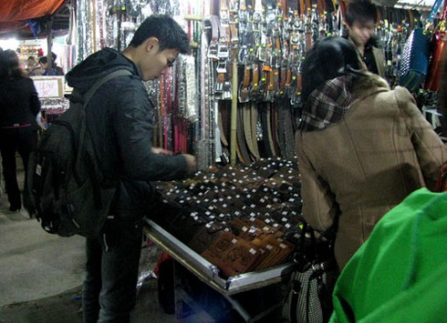 Giá rẻ, hàng vỉa hè hút khách