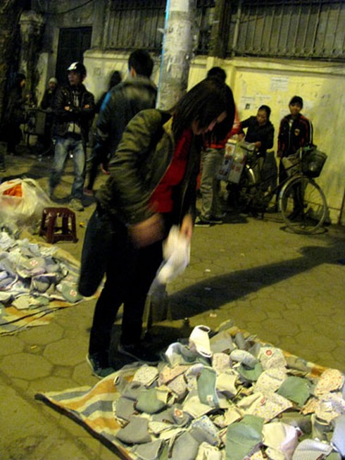 Giá rẻ, hàng vỉa hè hút khách