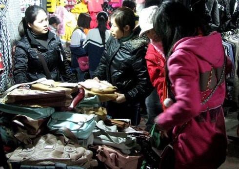 Giá rẻ, hàng vỉa hè hút khách