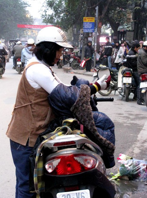 Giá rẻ, hàng vỉa hè hút khách