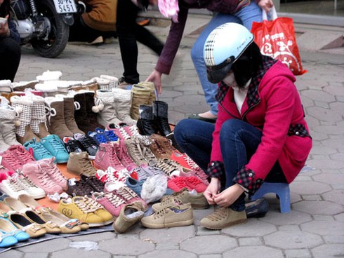 Giá rẻ, hàng vỉa hè hút khách