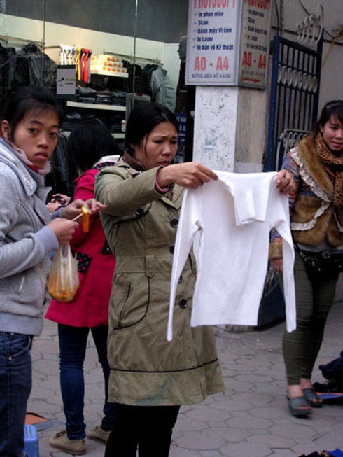 Giá rẻ, hàng vỉa hè hút khách