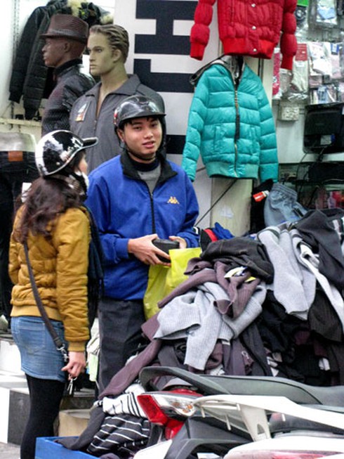 Giá rẻ, hàng vỉa hè hút khách