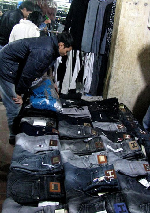 Giá rẻ, hàng vỉa hè hút khách