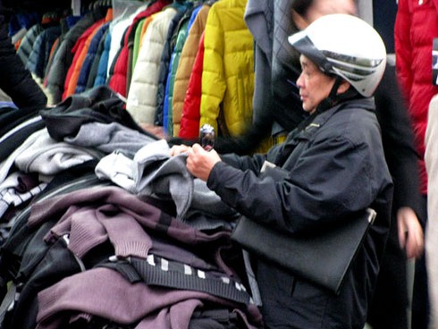 Giá rẻ, hàng vỉa hè hút khách