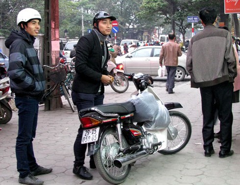 Giá rẻ, hàng vỉa hè hút khách