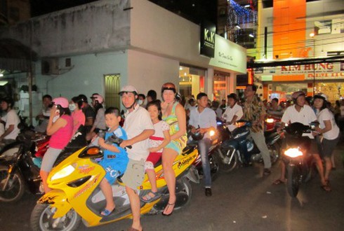 TP.HCM: Đông nghẹt người vào siêu thị sắm Tết