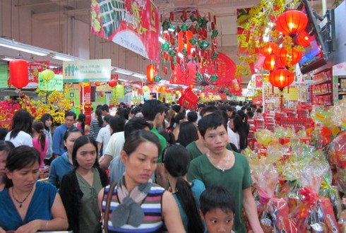 TP.HCM: Đông nghẹt người vào siêu thị sắm Tết