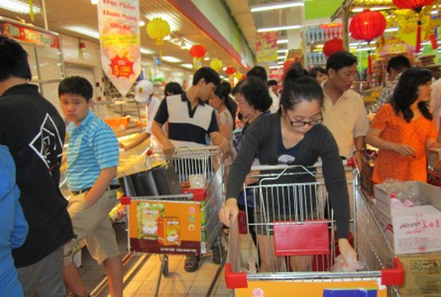 TP.HCM: Đông nghẹt người vào siêu thị sắm Tết