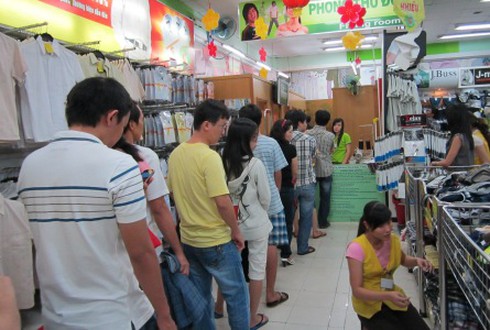 TP.HCM: Đông nghẹt người vào siêu thị sắm Tết