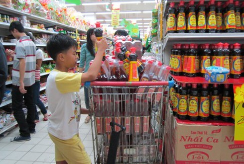 TP.HCM: Đông nghẹt người vào siêu thị sắm Tết