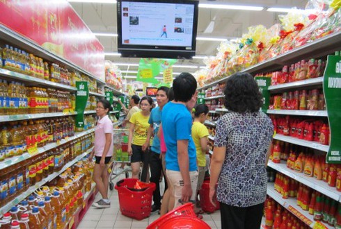 TP.HCM: Đông nghẹt người vào siêu thị sắm Tết