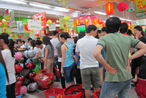 TP.HCM: Đông nghẹt người vào siêu thị sắm Tết