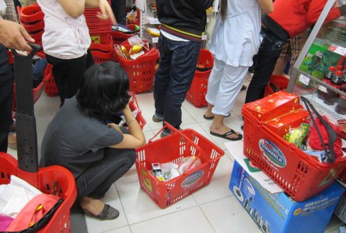 TP.HCM: Đông nghẹt người vào siêu thị sắm Tết