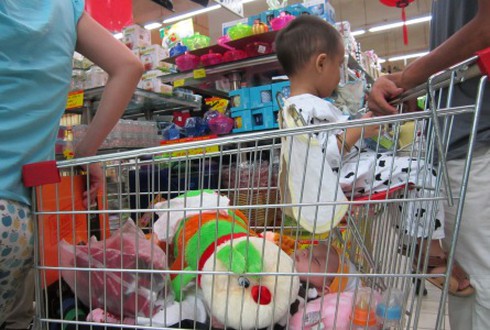 TP.HCM: Đông nghẹt người vào siêu thị sắm Tết