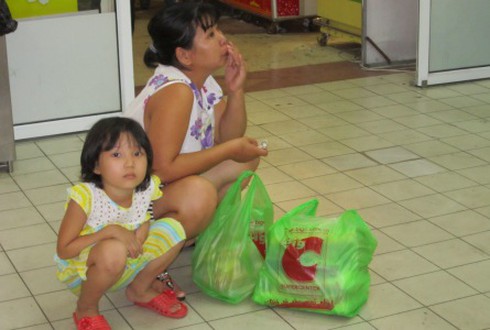 TP.HCM: Đông nghẹt người vào siêu thị sắm Tết