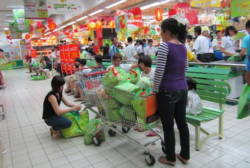 TP.HCM: Đông nghẹt người vào siêu thị sắm Tết