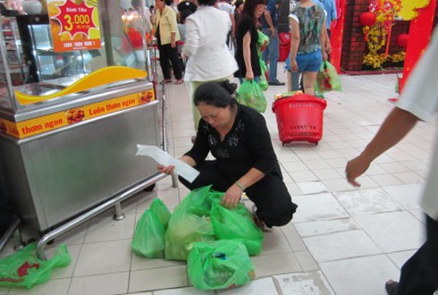 TP.HCM: Đông nghẹt người vào siêu thị sắm Tết